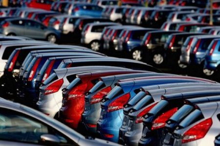با واردات ۴۰۰ تا ۵۰۰ هزار خودرو قیمت‌ها کاهشی خواهد شد؟